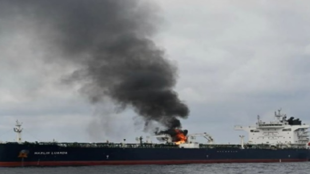 الحوثيون يقصفون السفينة البريطانية ”روبيمار” مرة أخرى.. والحكومة تدعو لسرعة إنقاذها قبل الكارثة الوشيكة