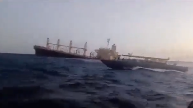 لحظة غرق السفينة البريطانية ”روبيمار” جنوب البحر الأحمر .. شاهد الفيديو