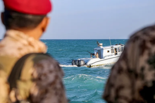 قناة إماراتية تكشف عن تطور جديد بالبحر الأحمر يهدد العالم وأصابع الاتهام تشير إلى الحوثيين