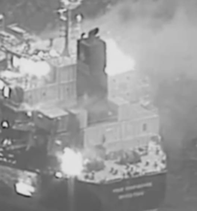 أول الصور للسفينة الأمريكية التي قصفها الحوثيون في خليج عدن وسقط فيها لأول مرة قتلى وجرحى ”شاهد”
