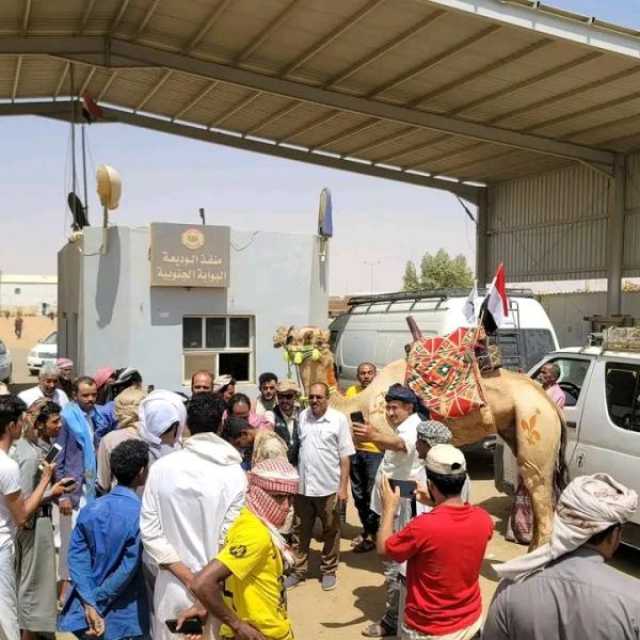 بعد أن قطع قارة إفريقيا .. رحالة يمني في طريقه لأداء العمرة على ظهر ‘‘السفير’’ (صور)