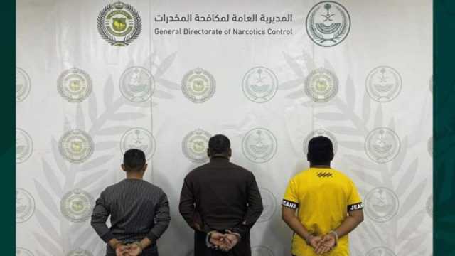 القبض على مقيمين يمنيين ومواطن سعودي وإحالتهم إلى النيابة العامة