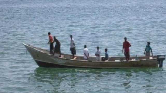 بعد أسبوعين على فقدانهم.. وصول عدد من الصيادين إلى المخا عقب اختطافهم ونهب قواربهم