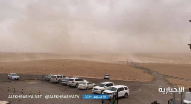 عاصفة ترابية وسحب ركامية ورياح شديدة في سماء مراكز رصد سعودية أثناء تجمع المختصين لتحري رؤية هلال رمضان