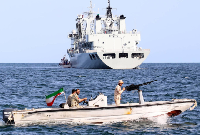 ماذا يعني مناورات الصين وروسيا وإيران بخليج عمان وعلاقتها بهجمات الحوثيين البحرية؟