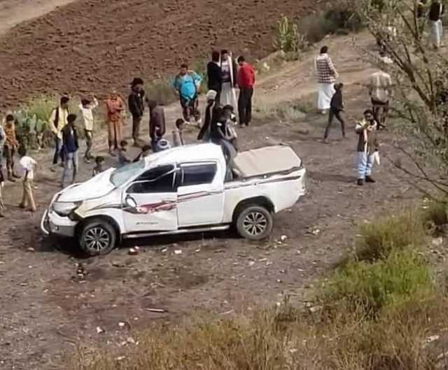 مقتل وإصابة 7 أشخاص إثر انقلاب سيارتهم وسط اليمن