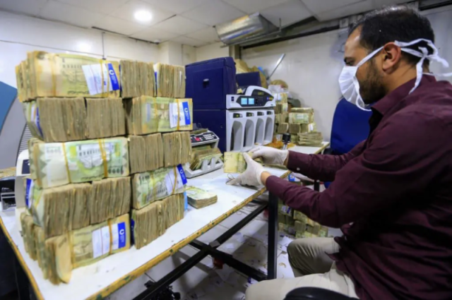 معركة ”الحوالات المالية” بين الشرعية والحوثيين تشتد وإجراءات بشأن الدولار والريال السعودي