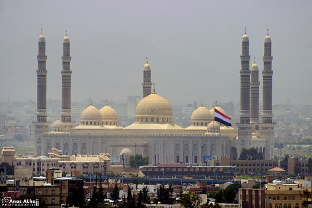 قيادي حوثي يعبث بـ”مسجد الصالح” أكبر مسجد بصنعاء ويدعو لتحويله إلى مكب للمجاري! ”فيديو”