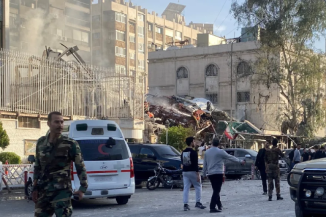 مسح المبنى بالكامل بمن داخله.. شاهد القصف الاسرائيلي على مقر السفارة الإيرانية في دمشق ”فيديو”