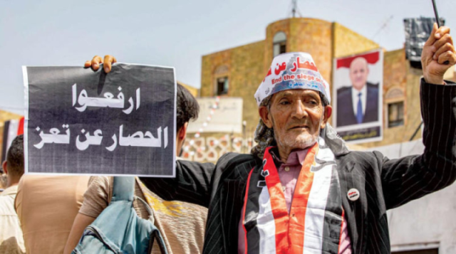 سقوط قاطرة واحتراقها في طريق بديل حدده الحوثيون في تعز بعدما قطعوا الرئيسي والشرعية تعلق ”فيديو”