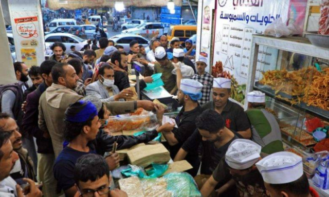 في ظل تدهور المعيشة.. مهن موسمية تزدهر في رمضان باليمن (تقرير)