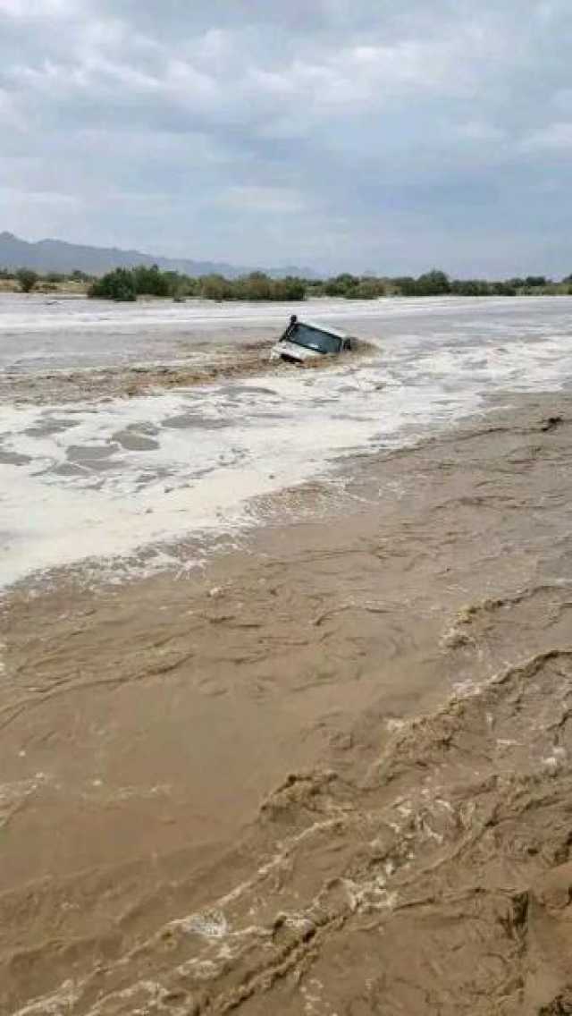 السيول تجرف الجمال وإحدى السيارات في شبوة وأمطار غزيرة على تسع محافظات يمنية (صور)