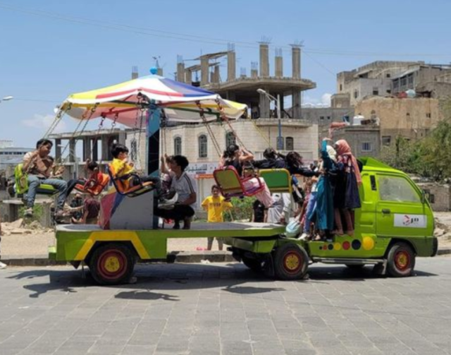 حديقة متجولة.. فكرة جديدة في تعز للتغلب على الحصار وتعويض نقص الحدائق في المدينة المزدحمة