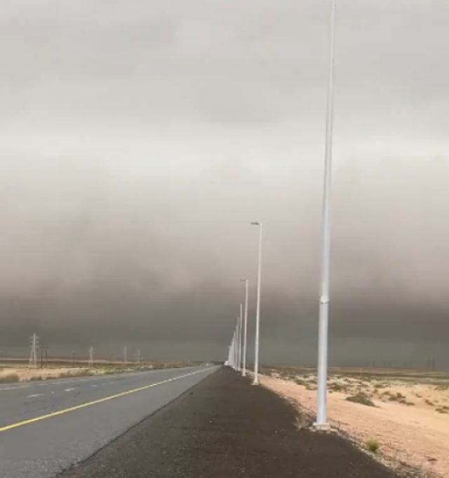 سبحان الله.. توثيق لـ”السحابة الخارقة” وهي تتجه بسرعة بحبات برد عملاقة إلى دبي ضمن منخفض المطير ”فيديو”