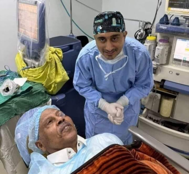 خروج فنان اليمن الكبير ”أيوب طارش” من عملية جراحية ناجحة بصنعاء (شاهد)