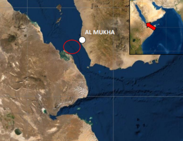عاجل: انفجاران بهجوم صاروخي للحوثيين في المخا وإعلان بريطاني بإصابة إحدى السفن