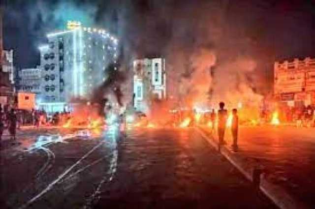 احتجاجات ”كهربائية” تُشعل نار الغضب في خورمكسر عدن: أهالي الحي يقطعون الطريق أمام المطار