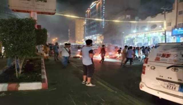 عدن تنتفض ضد انقطاع الكهرباء... وموتى الحر يزدادون