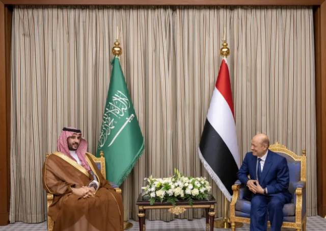 الكشف عن اتفاق سعودي امريكي عماني بشأن اليمن: تشكيل مجلس رئاسي جديد بمشاركة الحوثيين وتوحيد البنك والعملة والسعودية تدفع جميع المرتبات