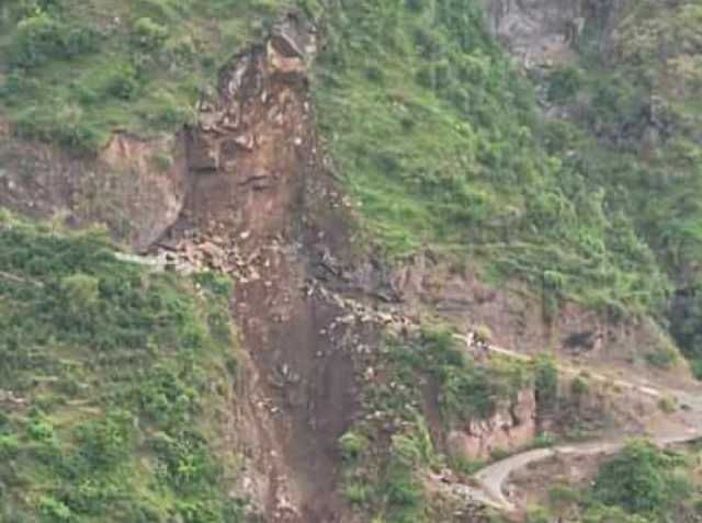 انهيارات صخرية تقطع الطريق وسط اليمن