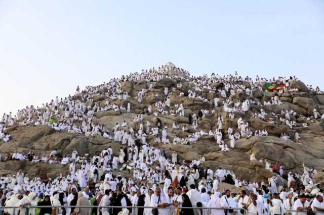 حجاج بيت الله الحرام يتوافدون إلى صعيد عرفات