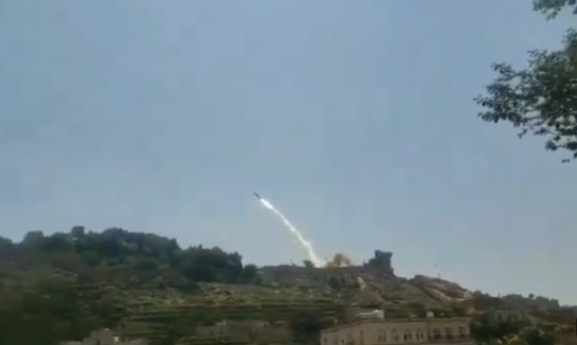فيديو يوثق إطلاق صواريخ باليستية ”إيرانية” من وسط مدينة يمنية!! ”شاهد”