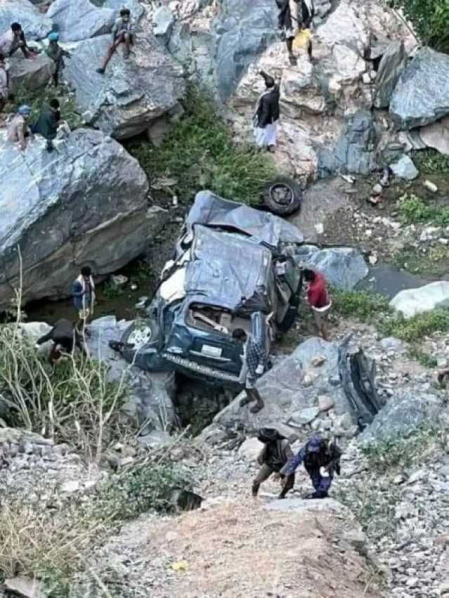 مقتل وإصابة 15 شخصًا إثر سقوط سيارة من منحدر جبلي غربي اليمن