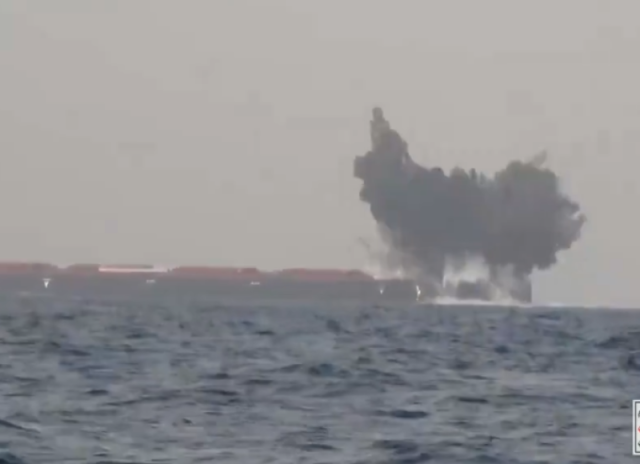 خبير عسكري يعلق على عمليات الحوثيين في البحر الأحمر بعد توثيق تفجير وإغراق السفينة اليونانية ”توتور”