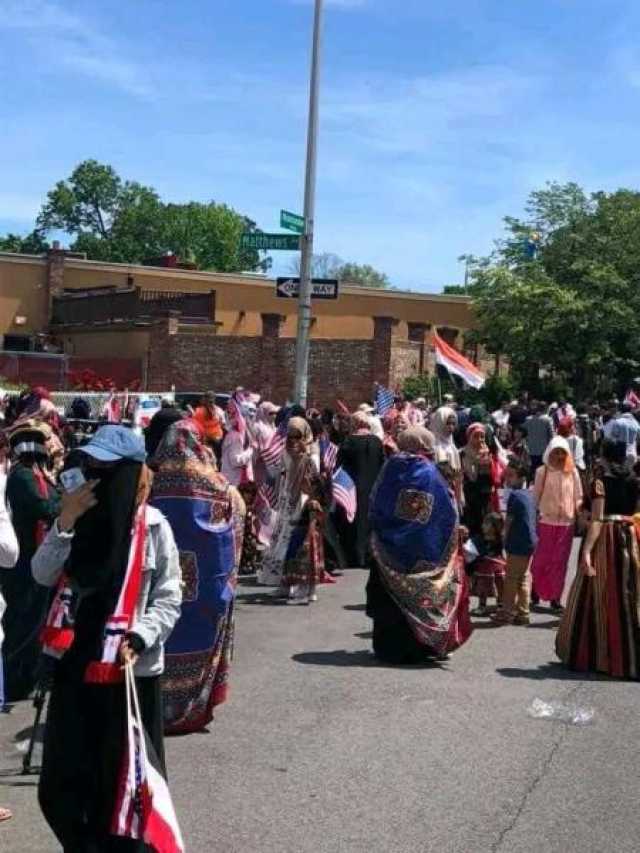شاهد ..عشرات النساء اليمنيات يتجولن بالزي الشعبي اليمني بأحد الشوارع الأمريكية (صور)
