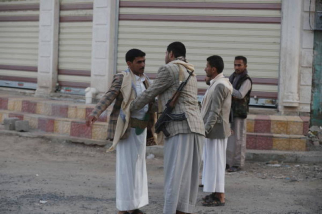 جماعة الحوثي تضاعف الرقابة الأمنية على سكان صنعاء.. وهذا ما يحدث في المباني والحارات ومجموعات الواتساب!