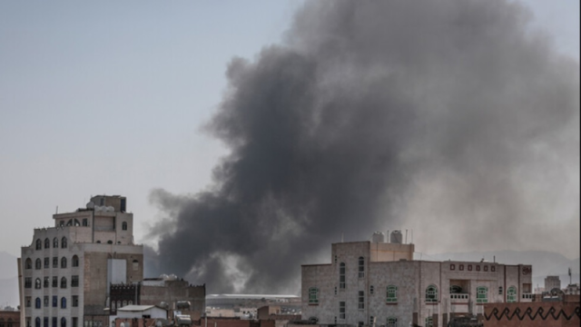 عاجل: انفجارات عنيفة تهز مدينة يمنية وتحليق مكثف للطيران الحربي