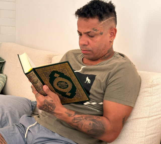 صورة التون خوسيه لاعب النصر السعودي السابق وهو يقرأ القرآن الكريم تثير تفاعلا كبيرا