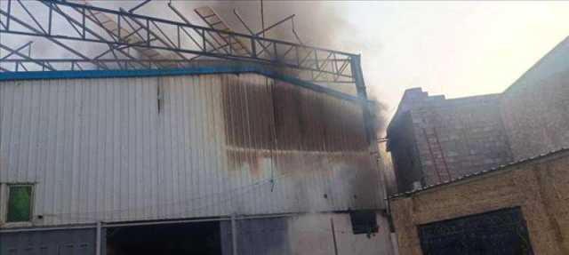 حريق هائل يلتهم مطعم في الشيخ عثمان بعدن