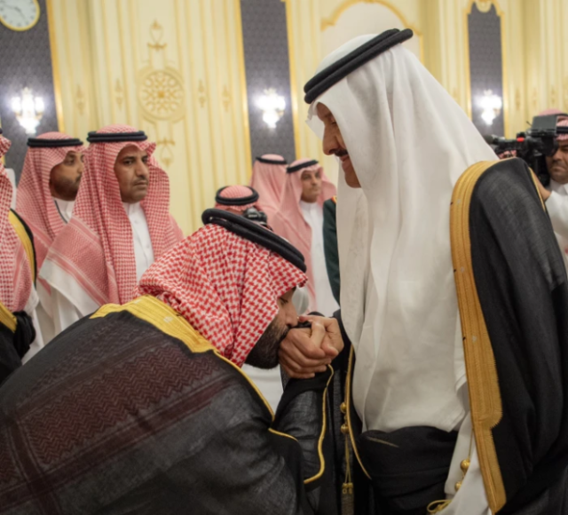 ولي العهد السعودي يقبل يد أخيه الأمير سلطان بن سلمان ”شاهد”