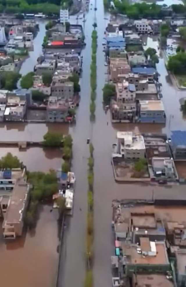 الحديدة تغرق في بحر من المياه.. صورة صادمة للكارثة البيئية والإنسانية التي عصفت بالمدينة الساحلية