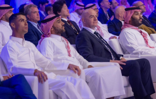 رونالدو Ronaldo بالزي السعودي برفقة ولي العهد محمد بن سلمان .. ظهور يلفت العالم ويهز مواقع التواصل ”شاهد”