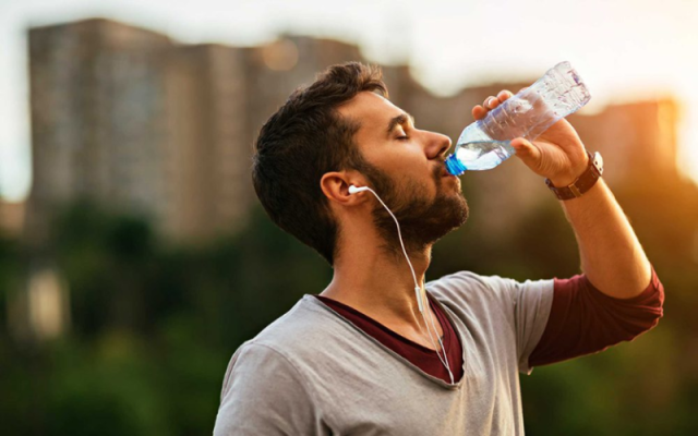 احذر شرب الماء أثناء الوقوف.. هذا ما يحدث لجسمك