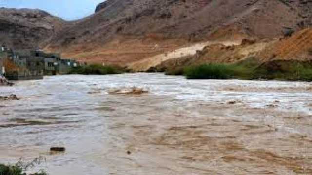 كارثة مأساوية في وادي حضرموت: سقوط عمود إنارة يتسبب في وفاة طفل وإصابة اثنين وسط أمطار غزيرة