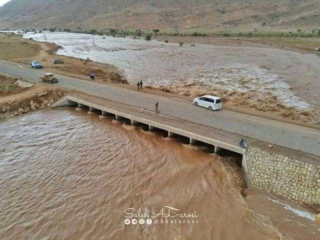 سيول جارفة تجتاح الحديدة: وفاة مسنة ومفقودان وشاحنات مجرفة