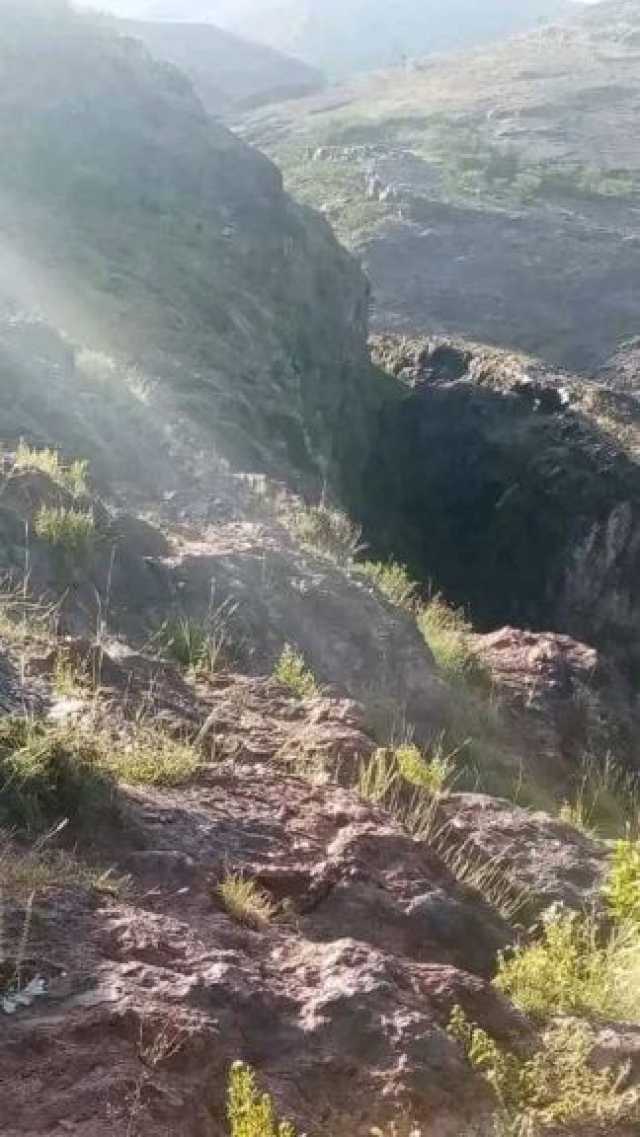 شاهد .. سقوط وعلوق شاب في منتصف جبل شاهق في إب و مطالبات بتدخل فرق الإنقاذ (صورة)