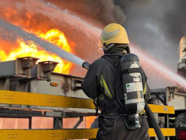 الدفاع المدني: مباشرة حريق في حاويات بميناء الملك عبدالعزيز في الدمام