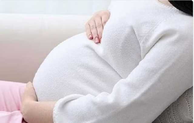 استشارية توضح أوضاع النوم الصحية بعد الولادة القيصري