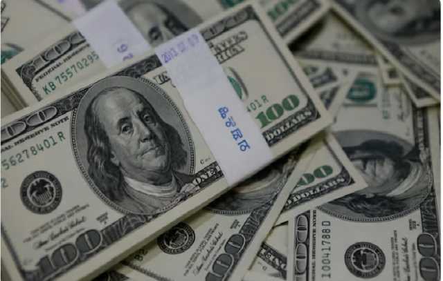الدولار يتراجع قبل نشر بيانات التضخم في الولايات المتحدة
