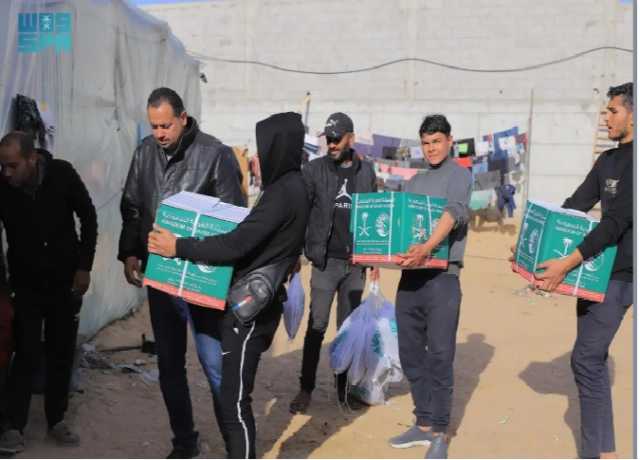 «سلمان للإغاثة» يوزع سلال غذائية في منطقة ميراج بمدينة رفح جنوب غزة