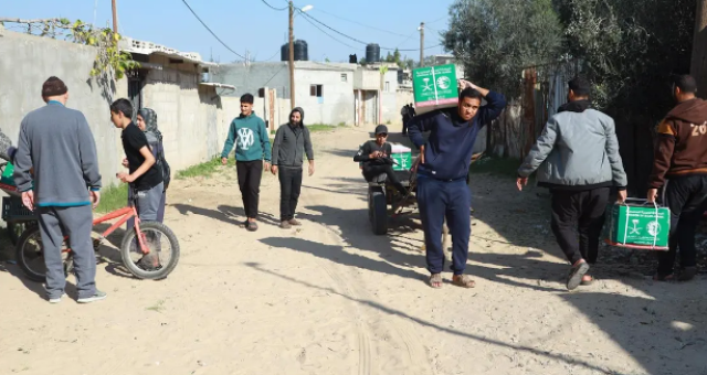 مركز الملك سلمان للإغاثة يواصل توزيع مساعداته للمتضررين في قطاع غزة
