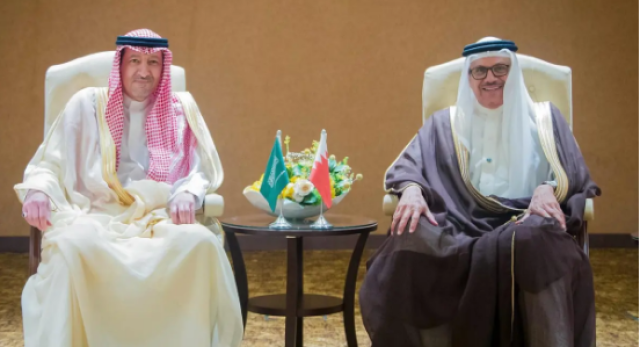 الخريجي يلتقي وزير خارجية البحرين ويستعرضان العلاقات بين البلدين