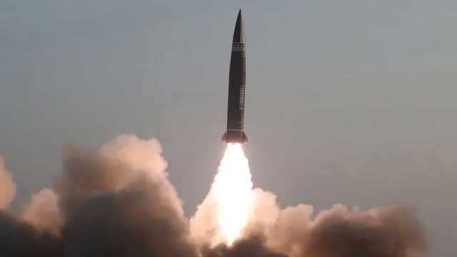 كوريا الشمالية تطلق صاروخًا باليستيًا يعمل بالوقود الصلب