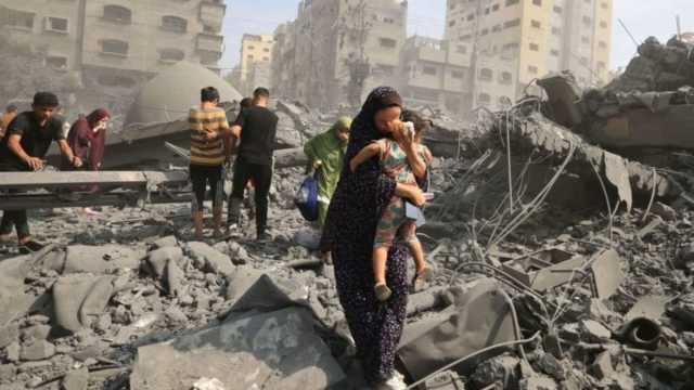 50 ألف امرأة حامل يحاصرهن الجوع والعطش في مراكز الإيواء بقطاع غزة