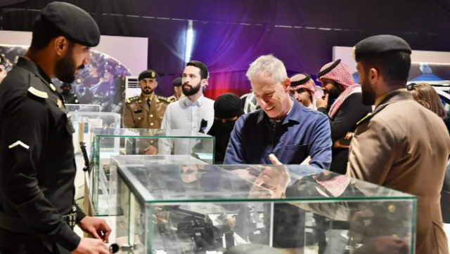 السفير الأمريكي لدى المملكة يزور معرض وزارة الداخلية 'واحة الأمن'