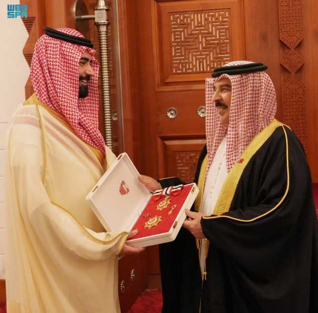 حمد بن عيسى يمنح سفير خادم الحرمين الشريفين وسام البحرين من الدرجة الأولى